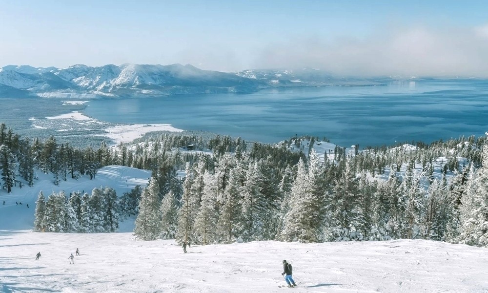 Hồ Tahoe mùa đông xanh thẳm giữa núi tuyết