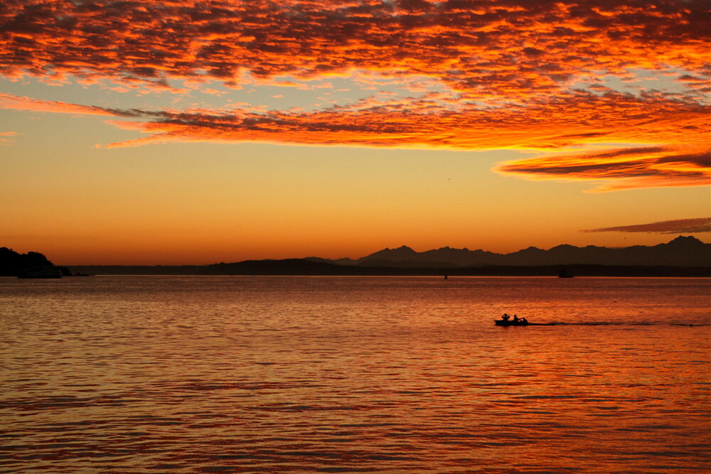 Hoàng hôn rực rỡ trên bờ Puget Sound