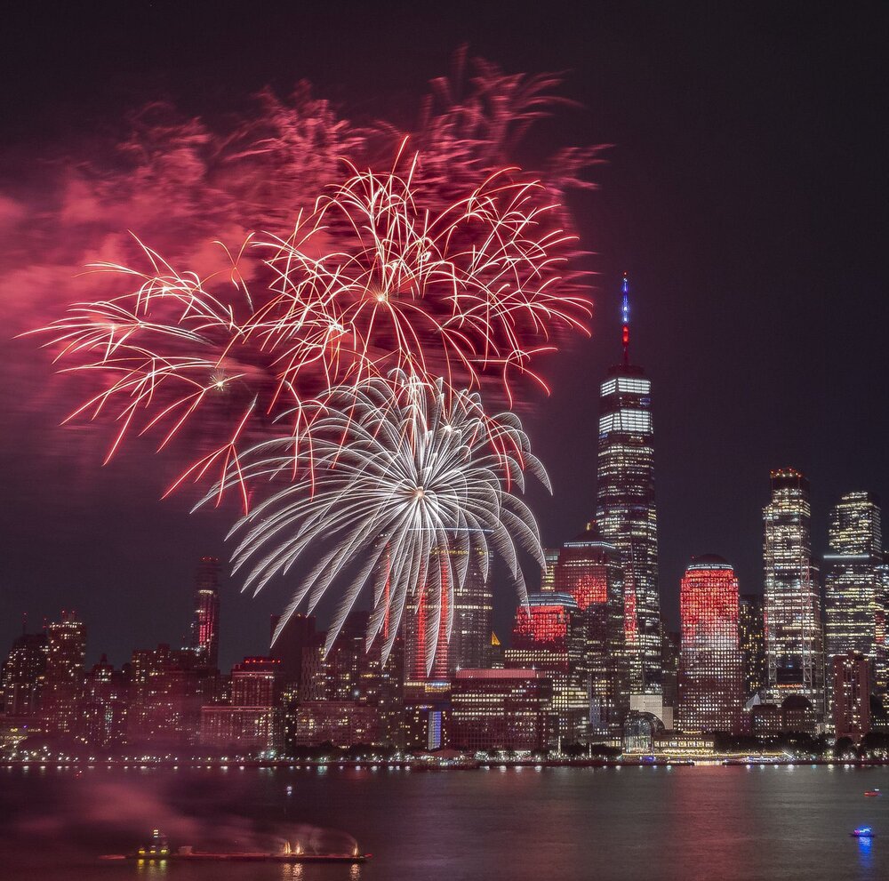 Màn pháo hoa rực rỡ mừng Quốc Khánh Mỹ tại bến cảng New York 