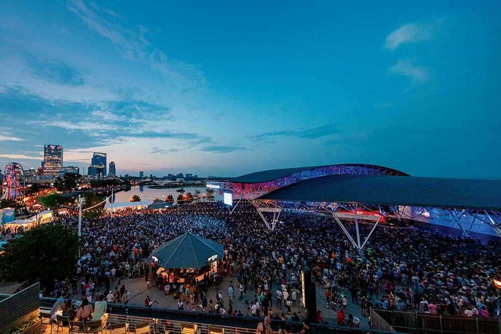 Cảnh lễ hội Summerfest đang diễn ra bên hồ Michigan 