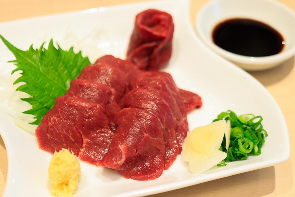 Đĩa Bashashi tươi rói với lát thịt ngựa sống ngọt mềm