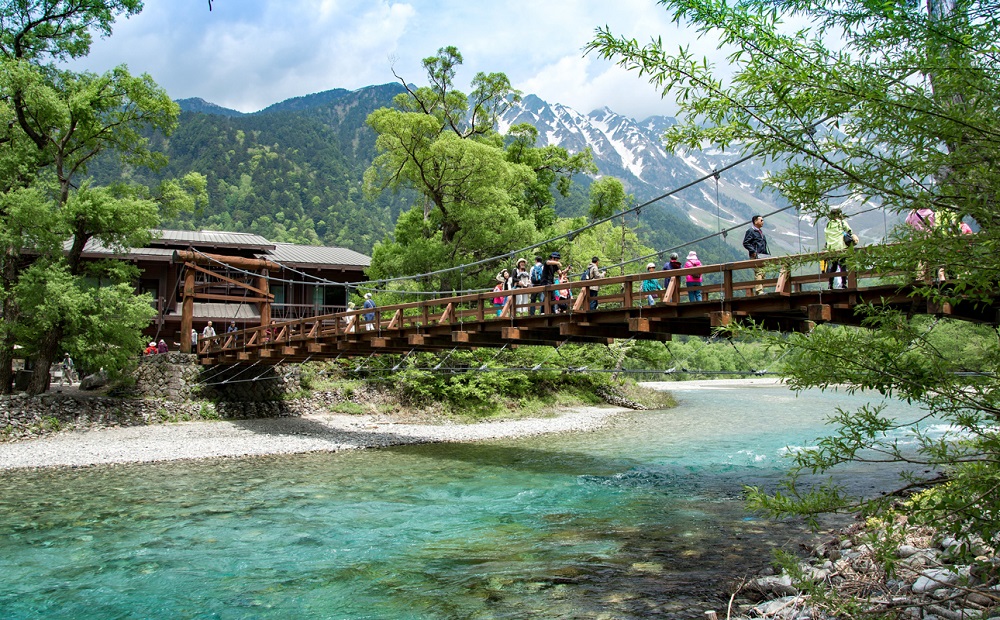 Kamikochi yên bình với dòng sông Azusa trong xanh, núi Alps hùng vĩ bao quanh