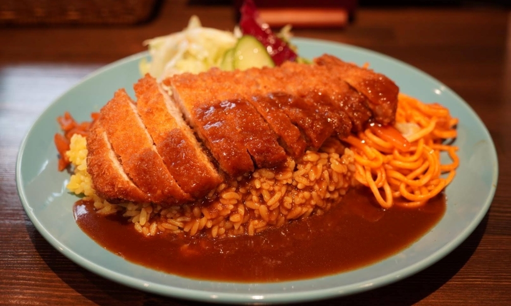 Toruko Rice là món ăn kết hợp giữa cơm, mì Ý và thịt chiên