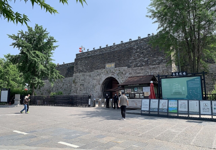 Cổng Trung Hoa là cổng lớn nhất của thành cổ Nam Kinh 