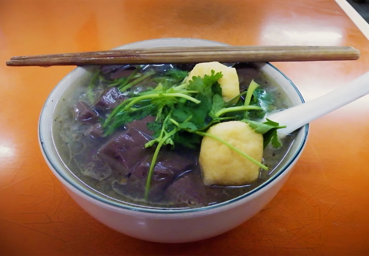 Súp huyết vịt thường được bán ở các chợ đêm sầm uất