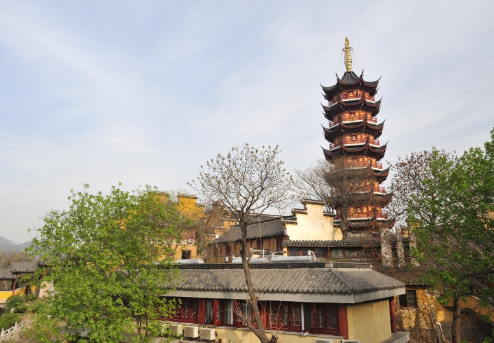 Đền Jiming là một ngôi chùa Phật giáo nhìn ra Tường thành Nam Kinh và Hồ Huyền Vũ.