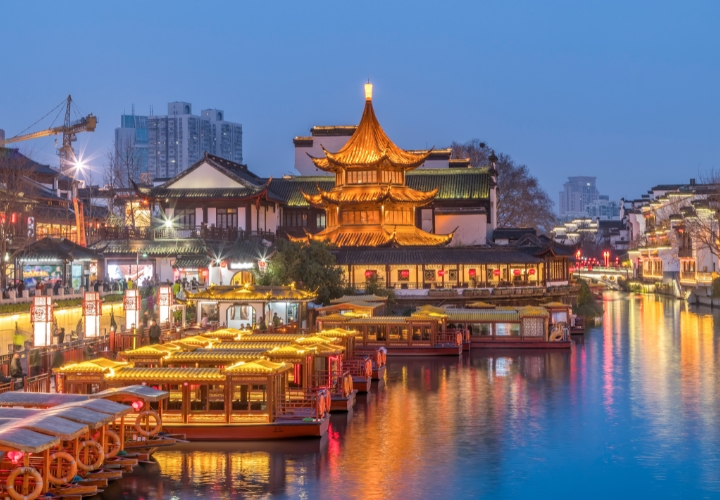 Sông Tần Hoài nằm ở hạ lưu của sông Dương Tử - Trung Quốc, là một nhánh sông quan trọng với lịch sử và di sản văn hóa phong phú.