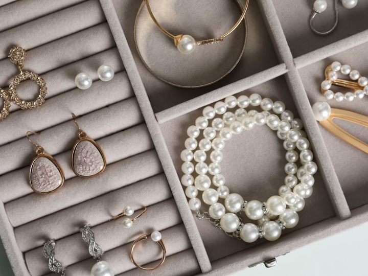 Những viên ngọc trai lấp lánh được chế tác thành trang sức tinh xảo.