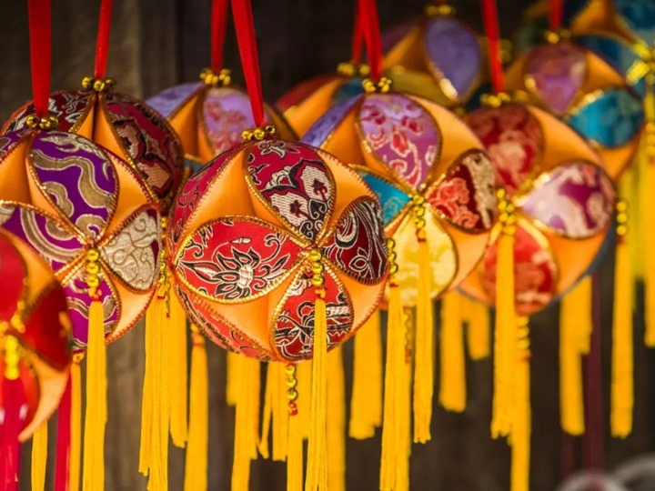 Tú cầu nhiều màu sắc với họa tiết thêu tinh xảo của người Choang.