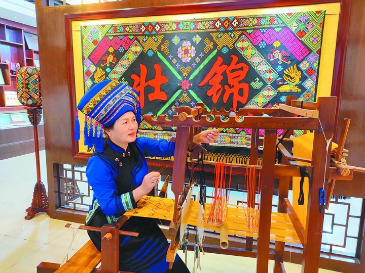 Những tấm vải gấm Choang với hoa văn độc đáo, màu sắc rực rỡ.