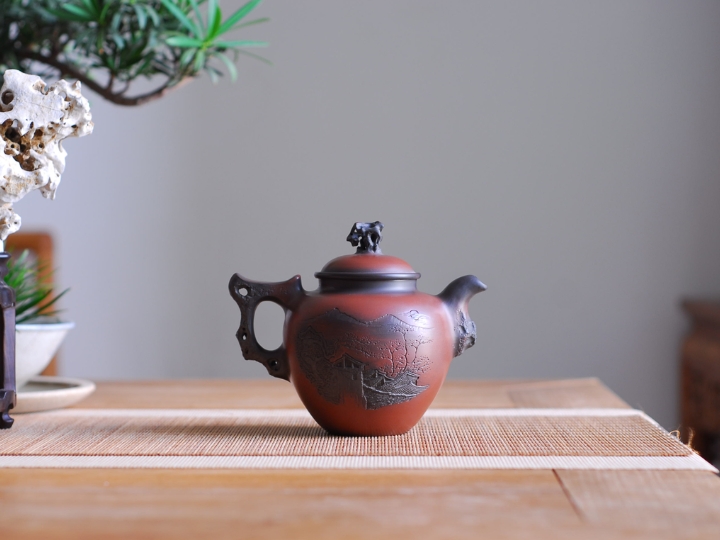 Bình gốm Nam Ninh với họa tiết truyền thống.