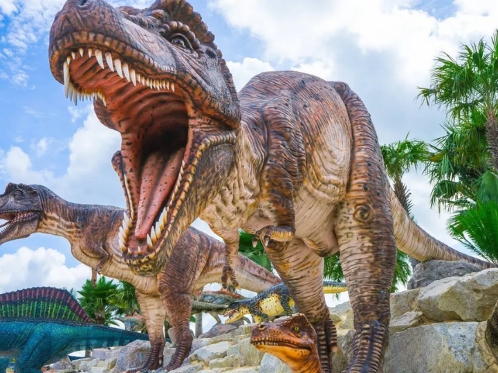 Mô hình khủng long sống động tại Công viên Khủng Long Vịnh Long Cốc.