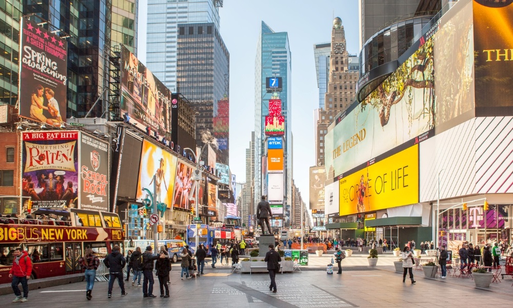 Times Square rực rỡ ánh đèn và tấp nập du khách suốt ngày đêm