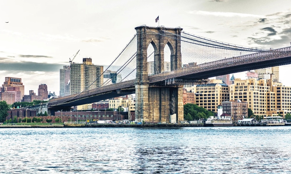 Cầu Brooklyn nổi bật với tháp đá và vòm cong mang phong cách Gothic