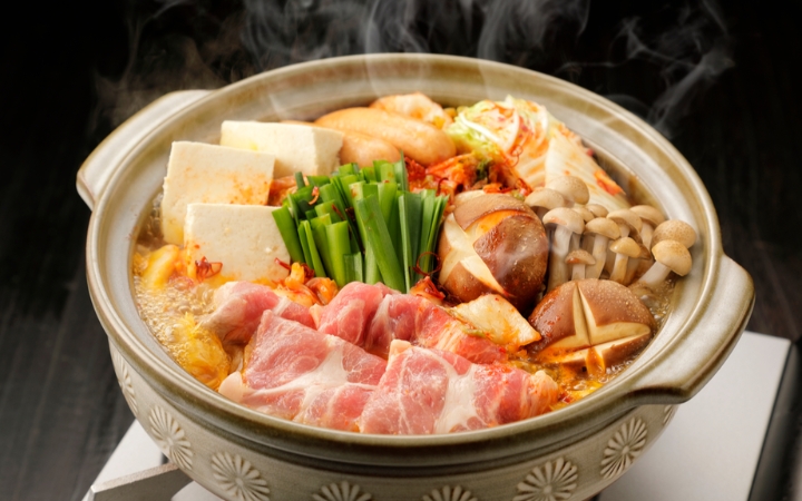 Một nồi lẩu Nabemono nóng hổi với nhiều nguyên liệu tươi ngon