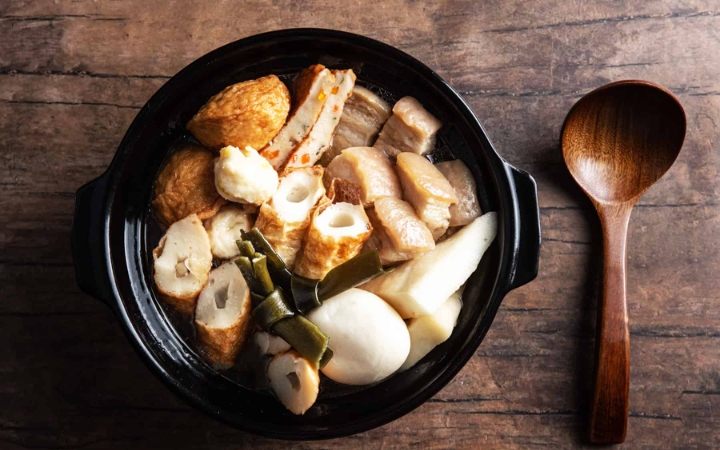Các nguyên liệu phong phú trong một nồi Oden nóng hổi