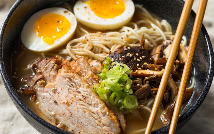 Thưởng thức tô mì ramen nóng hổi, đậm đà hương vị – món ăn hoàn hảo để sưởi ấm giữa mùa đông Nhật Bản