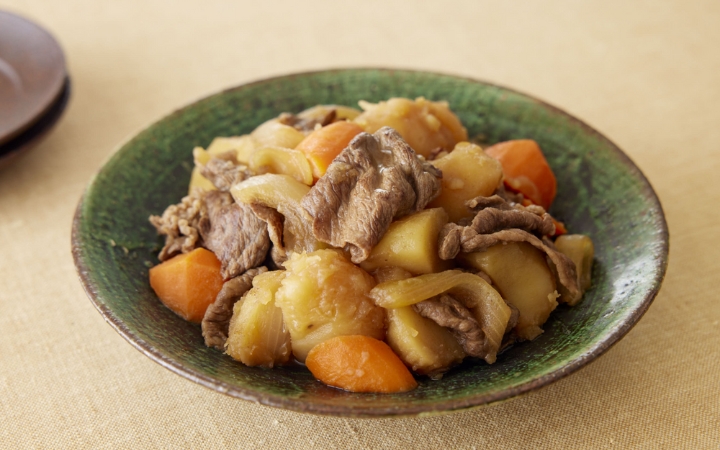 Đĩa Nikujaga với khoai tây mềm tan và thịt bò đậm đà