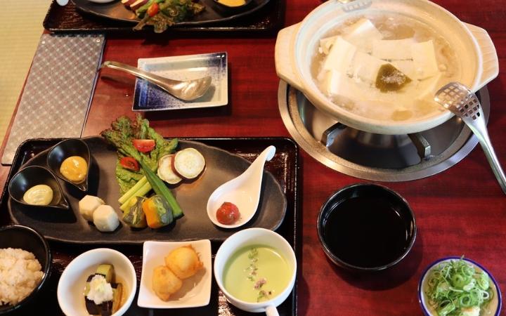 Lẩu Yudofu với những miếng đậu phụ nóng hổi, mềm mịn