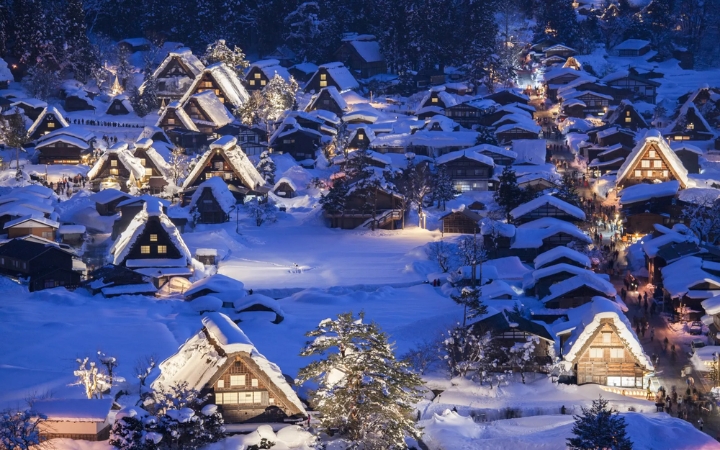 Làng cổ Shirakawa-go phủ tuyết trắng, tạo nên khung cảnh mùa đông đẹp như tranh vẽ