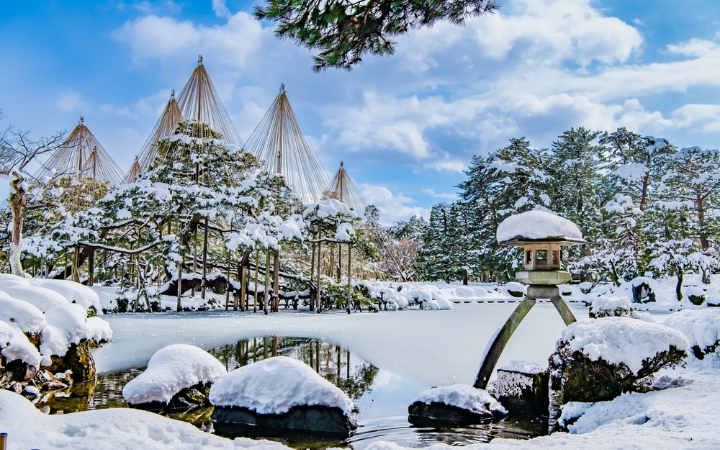 Công viên Kenrokuen tĩnh lặng, phủ đầy tuyết vào mùa đông