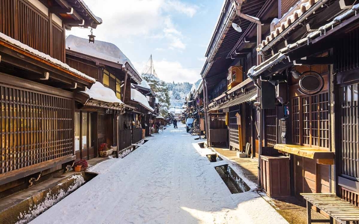 Khung cảnh phố cổ Takayama vào mùa đông, với những ngôi nhà gỗ truyền thống phủ đầy tuyết trắng