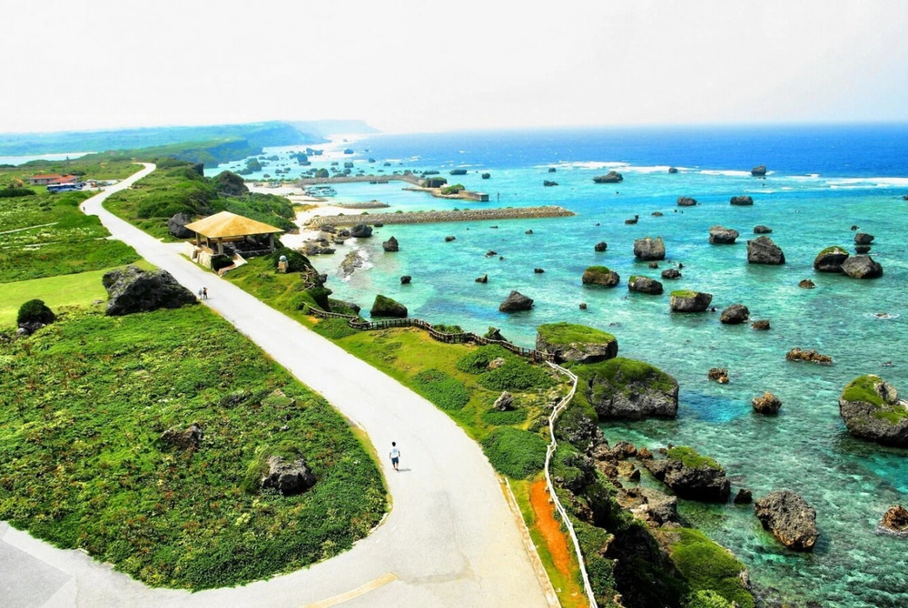 Bãi biển tuyệt đẹp ở Okinawa vào mùa hè