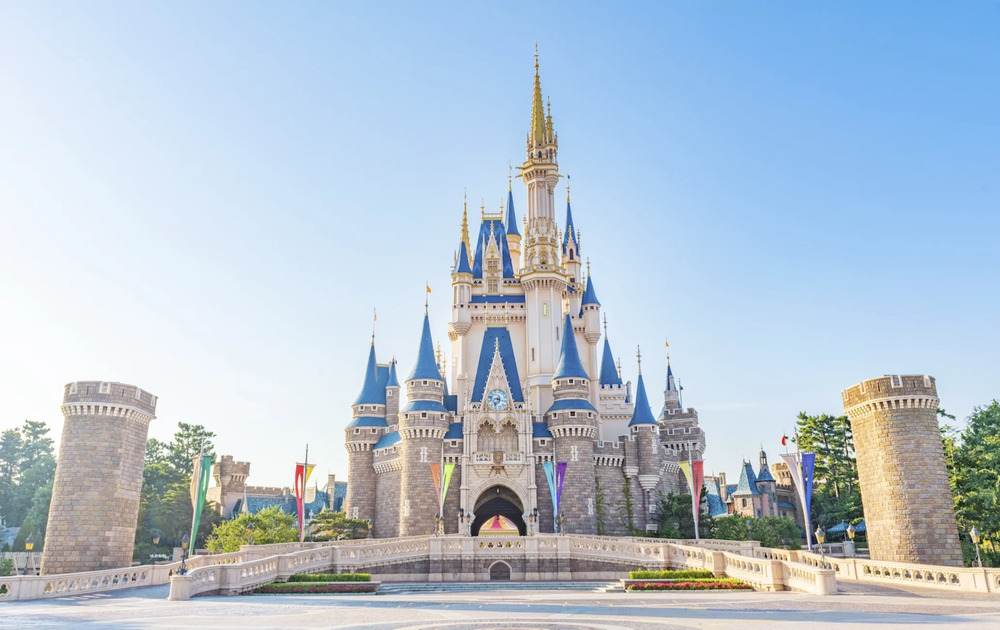 Lâu đài Cinderella lộng lẫy – biểu tượng huyền thoại của Tokyo Disneyland, nổi bật dưới nắng hè rực rỡ