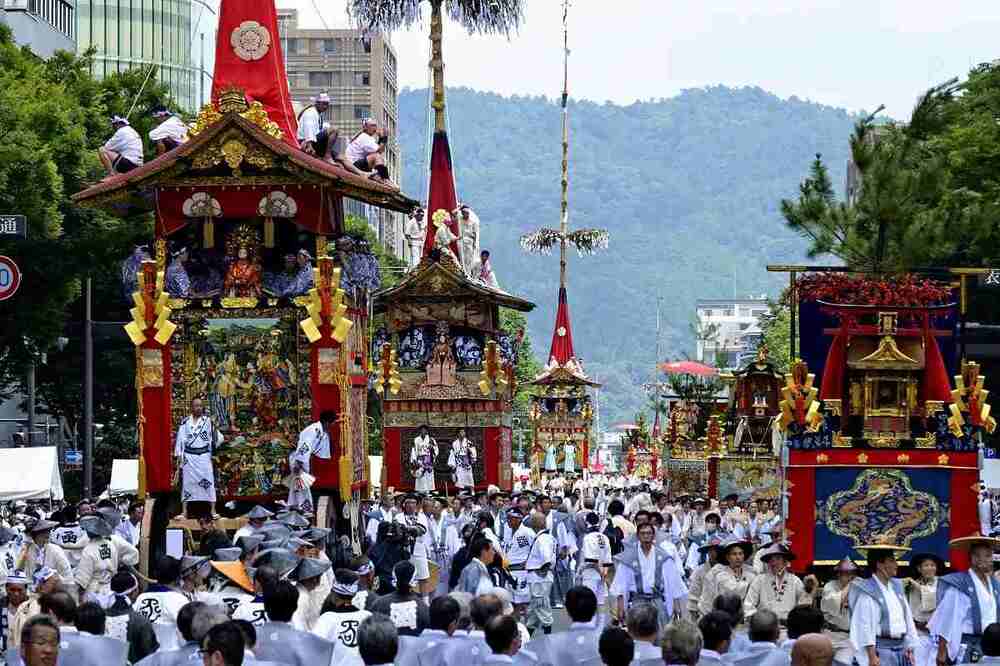 Đoàn rước kiệu Yamaboko đầy màu sắc trong lễ hội Gion Matsuri