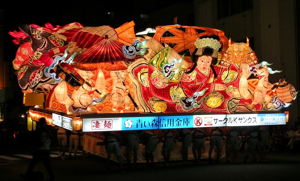 Chiếc đèn lồng Nebuta khổng lồ và rực rỡ trong lễ hội Aomori