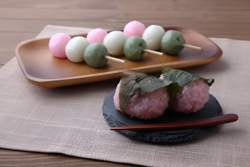 Bánh gạo hoa anh đào và Sanshoku Dango mang hương vị đặc trưng gắn liền với tinh thần của lễ hội 