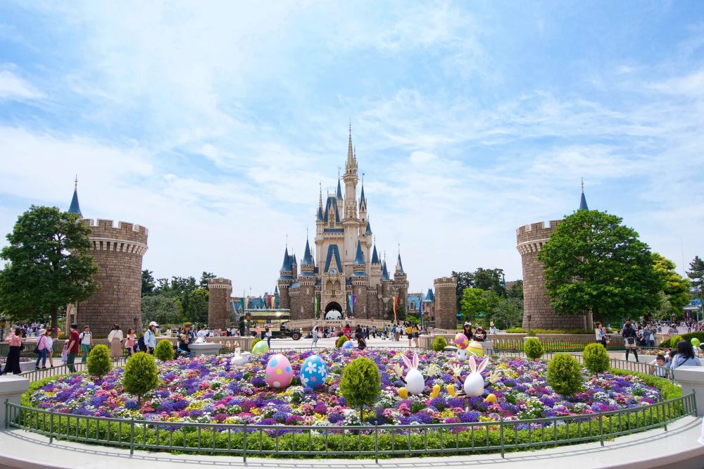 Công viên Tokyo Disneyland bừng sáng với thảm hoa tươi rực rỡ, ngập tràn sức sống và đầy màu sắc