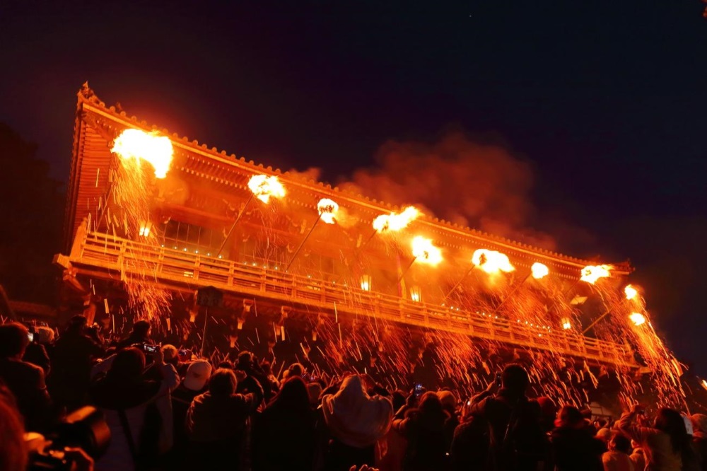 Nghi thức rước đuốc lửa đầy ấn tượng tại lễ hội Omizutori ở chùa Todaiji, Nara