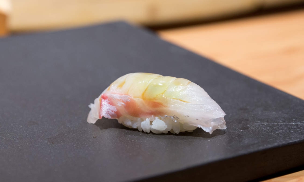 Cá tai đỏ thường chỉ được chế biến đơn giản để làm nổi bật vị ngon của cá