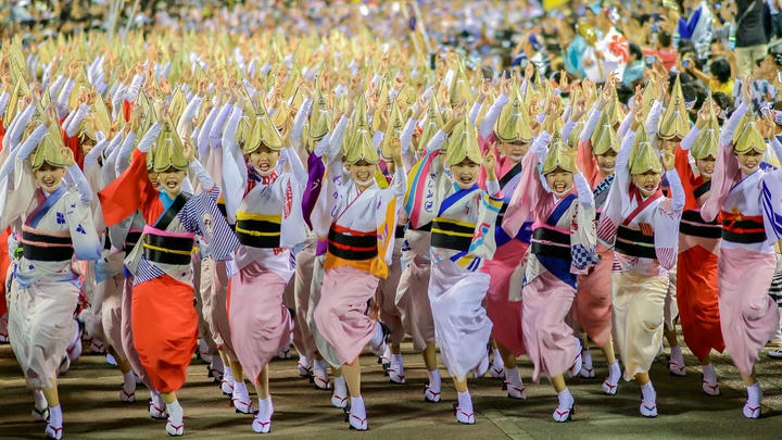 Người dân Nhật Bản mặc yukata truyền thống tham gia điệu múa Bon Odori trong lễ hội Obon