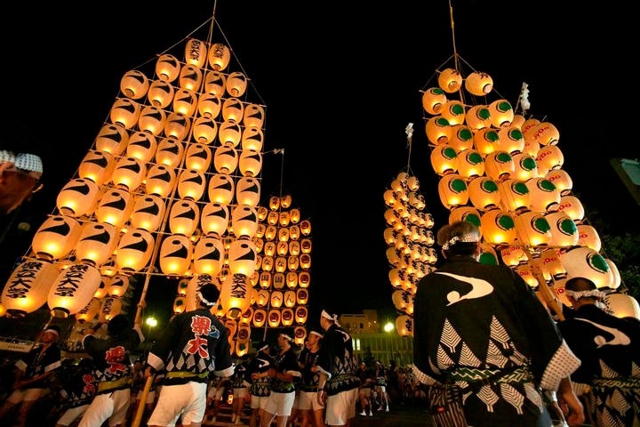 Nghệ nhân trình diễn cân bằng cây cờ đèn lồng trong lễ hội Kanto Matsuri, Akita