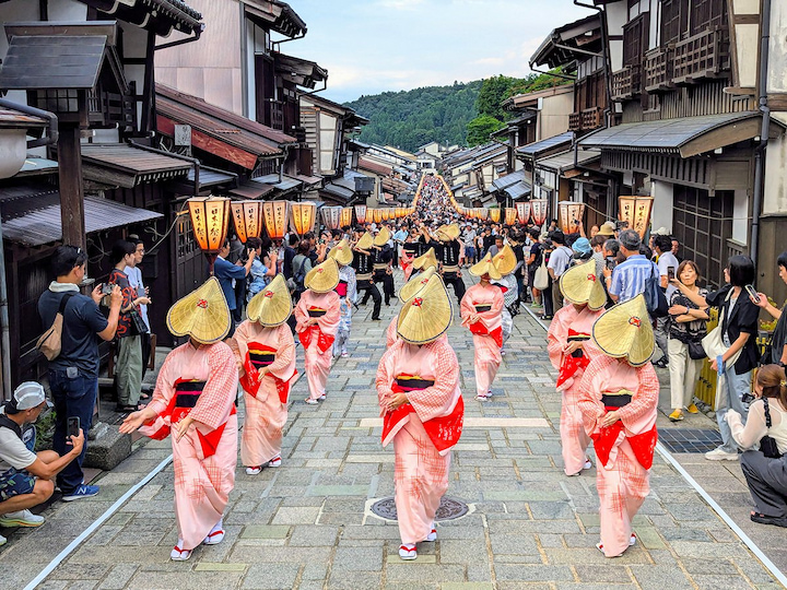 Vũ công mặc kimono, đội nón rơm nhẹ nhàng uyển chuyển theo từng bước nhạc trong lễ hội Owara Kaze no Bon