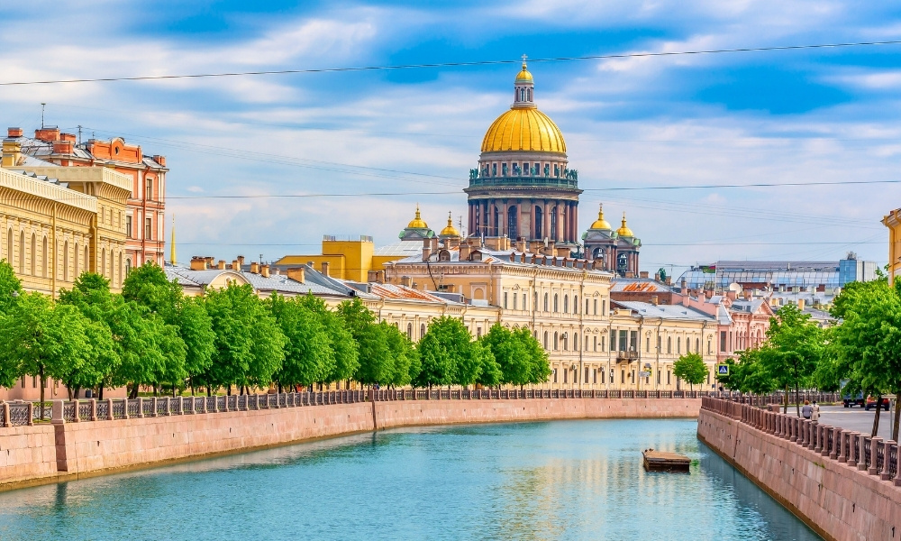 Nhà thờ Thánh Isaac soi bóng xuống dòng sông Neva giữa lòng Saint Petersburg