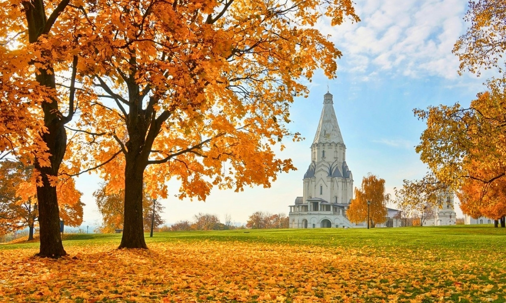 Khung cảnh mùa thu rực rỡ tại Kolomenskoye khi những tán lá vàng ôm trọn Nhà thờ cổ kính giữa lòng Moscow