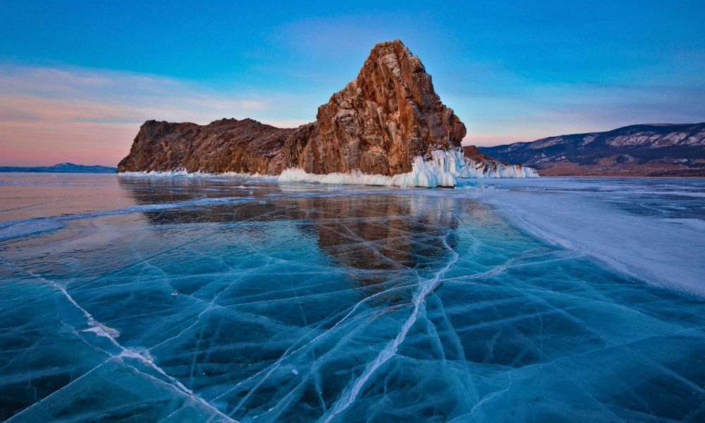 Hồ Baikal vào mùa đông đóng băng trong suốt như pha lê