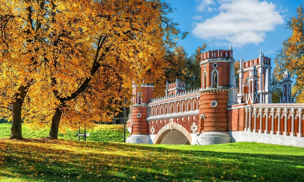 Những tán cây phong và bạch dương chuyển vàng rực rỡ tại công viên Tsaritsyno, Moscow