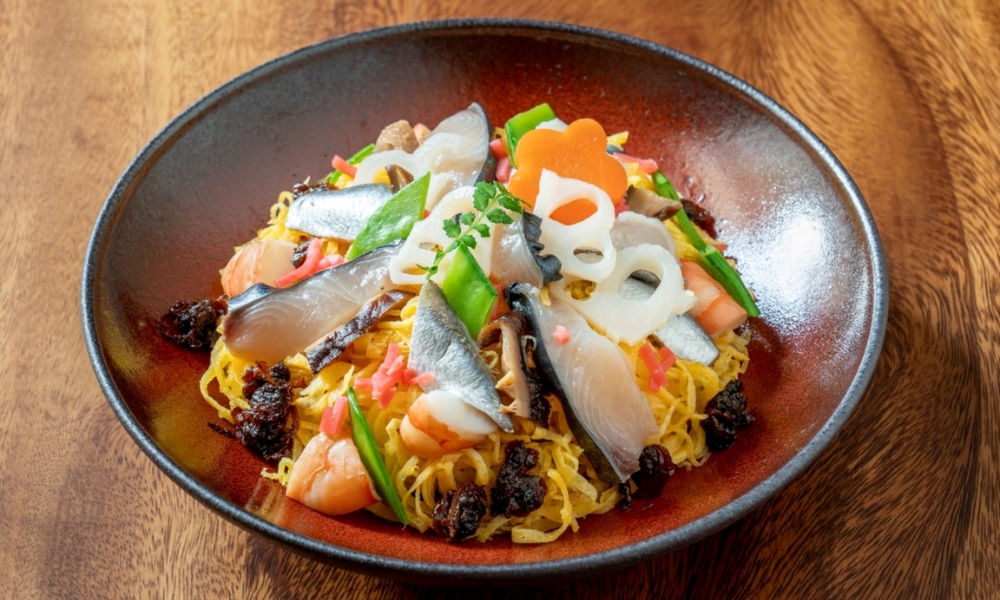 Okayama Barazushi - Món sushi thanh nhẹ với lớp cơm giấm phủ hải sản tươi và rau củ đầy màu sắc