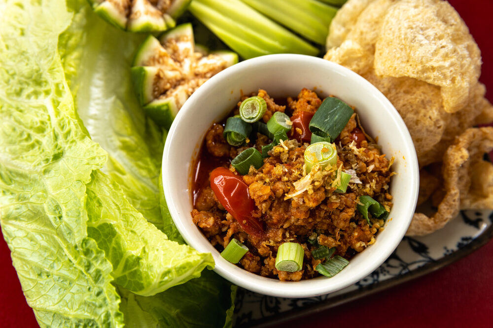 Nam Prik Ong – sốt thịt bằm cà chua cay nhẹ, ăn kèm rau luộc và xôi