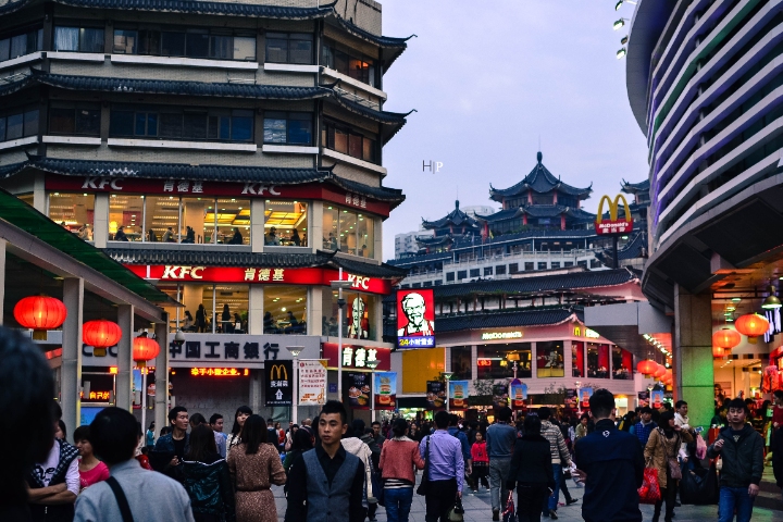 Phố đi bộ Đông Môn ở Thâm Quyến là thiên đường mua sắm dành cho du khách.