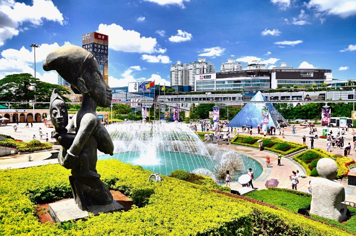 Công viên thu nhỏ thế giới với mô hình các kỳ quan nổi tiếng.