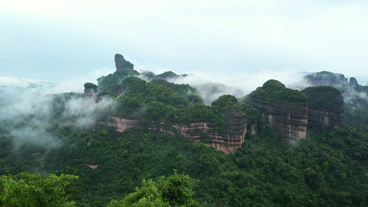 Kỳ quan thiên nhiên với dãy núi đá hùng vĩ