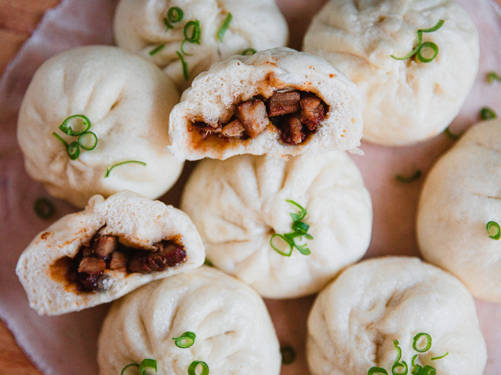 Bánh bao xá xíu có lớp vỏ mềm mịn kết hợp với nhân thịt xá xíu đậm đà