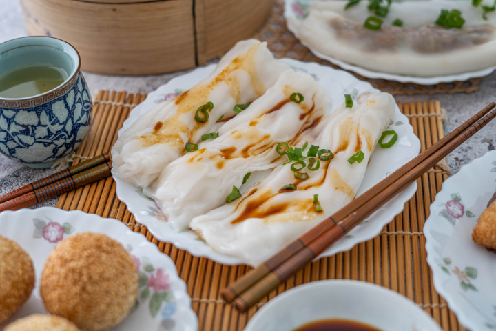 Bánh cuốn Quảng Đông được làm từ lớp bột mỏng mềm mịn, cuộn nhân thịt hoặc tôm