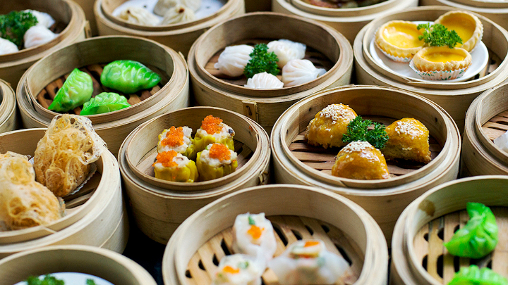 Dim sum là một phần không thể thiếu trong văn hóa ẩm thực Quảng Đông với hàng chục món nhỏ hấp dẫn.