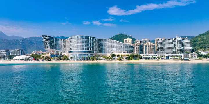 Mùa hè thích hợp cho những ai yêu thích du lịch biển, với biển xanh, nắng vàng, nhiều hoạt động vui chơi sôi động.